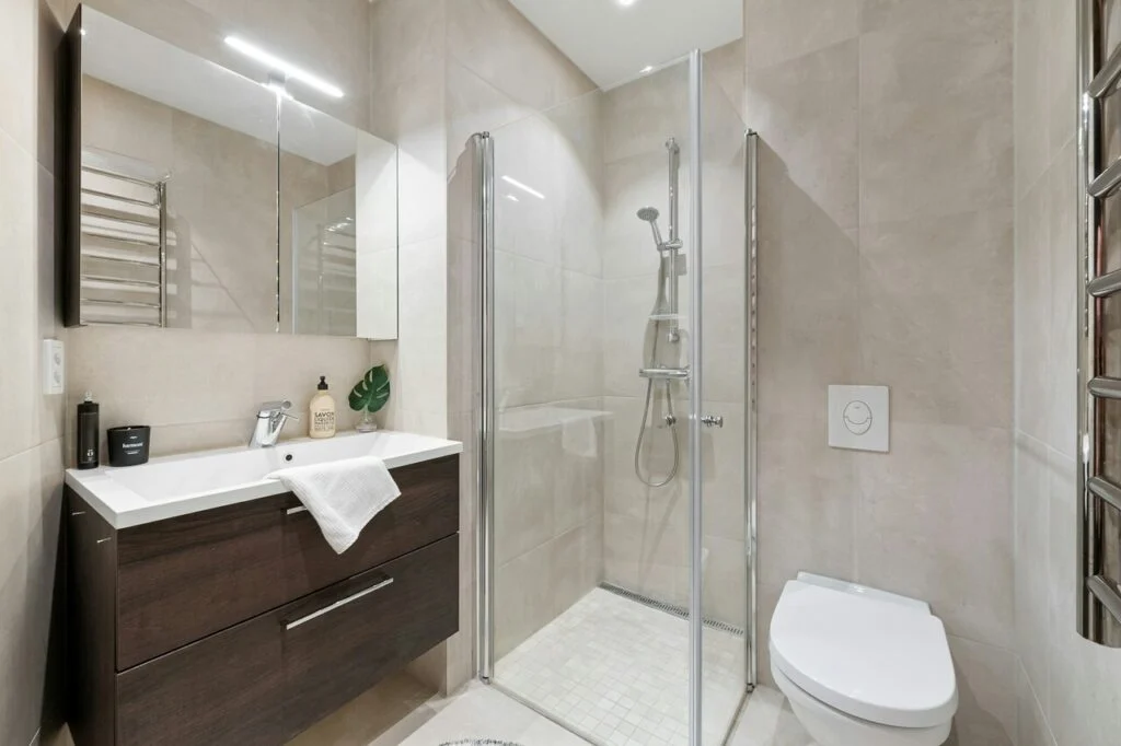 Camper bathroom remodel guide showing RV bathroom renovation, fixtures upgrade, layout changes, and small space design improvements