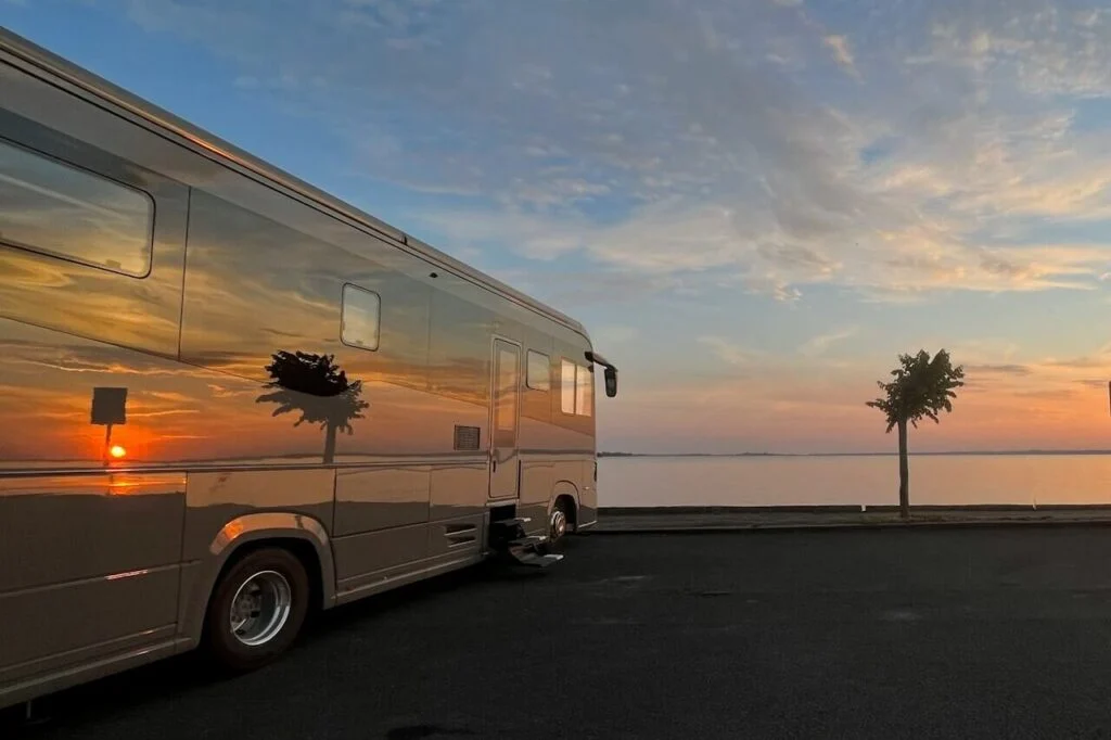 Motorhome sleeps 8 complete guide showing large family RV floorplans bunkhouse layouts and spacious sleeping arrangements