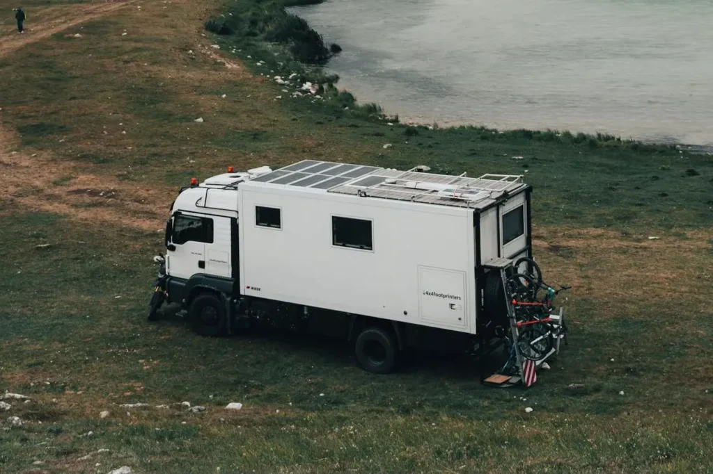 Best RVs with outdoor kitchens, comparing travel trailers, fifth wheels, and motorhomes with exterior cooking spaces and camping features.