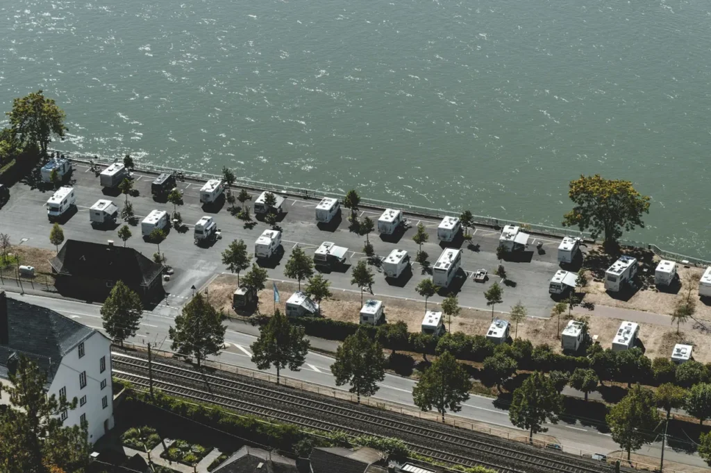 Best RV parking and camping locations, including RV parks, campgrounds, and overnight stops for RV travelers.
