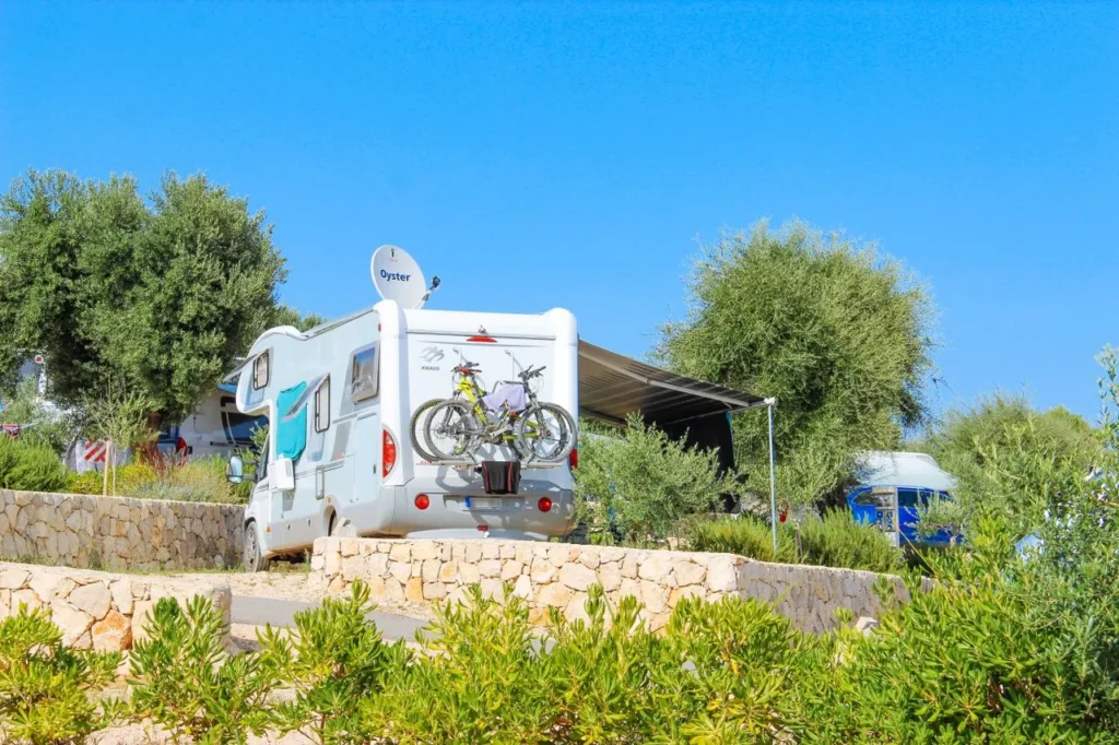 Best RV Sites for Long-Term Living, Comparison of the best RV sites for long-term living, featuring full-hookup campsites, spacious lots, modern amenities, reliable utilities, and comfortable year-round accommodations.